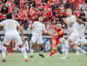 Ilija Spasojevic (Merah) cetak tiga gol ke gawang Dewa United - foto: Istimewa