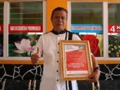 Kepala SMK Kesehatan Purworejo, Nuryadin, S.Sos., M.P.d, dengan penghargaan yang diterimanya - foto: Sujono/Koranjuri.com