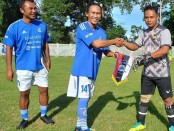 Wayan Kartadnya (biru) bersalaman dengan pemain Fatih FC sebelum laga dimulai - foto: Yan Daulaka