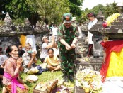 Wakil Gubernur Bali Cokorda Oka Artha Ardhana Sukawati melakukan tabur bunga saat peringatan Hari Puputan Margarana ke-76 - foto: Istimewa
