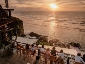 Wisatawan asing menikmati keindahan sunset dari sebuah resto di Bali - foto: Istimewa