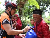 Bupati Purworejo RH Agus Bastian SE MM saat menyerahkan bansos pada warga kurang mampu di Kelurahan Mranti, Minggu (13/11/2022), dalam program Bupati Menyapa Warga - foto: Sujono/Koranjuri.com