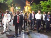 Presiden Prancis Emmanuel Macron berjalan kaki sapa warga Bali usai mengikuti jamuan makan malam di Garuda Wisnu Kencana (GWK), Selasa (15/11/2022) - foto: Istimewa