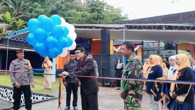 Kepala SMPN 29 Purworejo Hidayat Nurhamid, M.Pd., saat membuka serangkaian kegiatan dalam memeriahkan peringatan HUT SMPN 29 Purworejo ke 37 - foto: Koranjuri.com