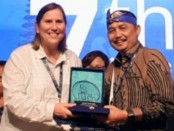 Bupati Purworejo R.H. Agus Bastian, S.E., M.M., saat menerima penghargaan Asia Pasific Cities Aliance for Health and Development (APCAT) Award tahun 2022 di Bali, Kamis (01/12/2022) - foto: Sujono/Koranjuri.com