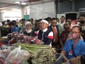 Anggota Komisi IV DPR RI Dedy Mulyadi mengunjungi Pasar Badung Denpasar, Senin (19/12/2022) - foto: Koranjuri.com