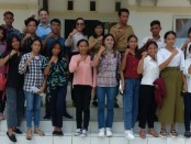 Ke-15 mahasiswa Sumba Timur foto bersama Ni Made Astiti, Julius Ngantung dan staf Disnakertrans Sumba Timur - foto: Istimewa