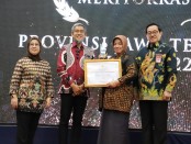 Wakil Bupati Purworejo Hj Yuli Hastuti SH saat menerima penghargaan Anugerah Meritokrasi Provinsi Jawa Tengah Tahun 2022 yang bertempat di Ballroom Atria Hotel Kota Magelang, Kamis (1/12/2022) - foto: Sujono/Koranjuri.com