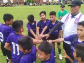 Legenda sepak bola Bali I Komang Mariawan (topi) bersama tim asuhannya Guntur U-12 - foto: Yan Daulaka