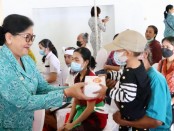 Ketua TP PKK Provinsi Bali Putri Suastini Koster menyerahkan bantuan kepada warga dalam kegiatan 'Menyapa dan Berbagi' di Kabupaten Tabanan - foto: Istimewa