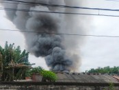 Kepulan asap membubung tinggi dampak kebakaran yang terjadi di areal Bandara Ngurah Rai Bali - foto: Istimewa