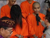 Kapolresta Denpasar Kombes Pol Bambang Yugo Pamungkas menggelar keterangan pers dengan mengekspose sejumlah pengedae narkoba yang ditangkap - foto: Istimewa