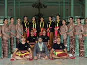 Abdi dalem Pura Pakualaman, Yogyakarta dan Pura Mangkunegaran, Surakarta bertemu dalam pertukaran budaya di Pendopo Ageng Pura Mangkunegaran - foto: Istimewa