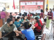 Dinas Komunikasi, Informatika dan Statistik (Diskominfos) Provinsi Bali mengadakan vaksinasi massal untuk staf, media dan masyarakat umum - foto: Istimewa