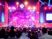 Puluhan ribu orang memadati kawasan Alun-alun Purworejo untuk menikmati konser live Kilau Raya MNC Sabtu malam (11/02/2023) - foto: Koranjuri.com