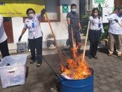 Kejaksaan Negeri Denpasar memusnahkan barang bukti kejahatan dari 219 perkara yang dinyatakan inkrah - foto: Koranjuri.com
