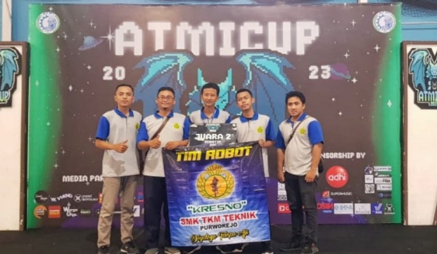 Tim Robot Kresno dari SMK TKM Purworejo, berhasil meraih juara 2 dalam Kejuaraan Robotik tingkat SMA/SMK se Jateng-DIY ATMICUP 2023 yang diselenggarakan Politeknik ATMI Surakarta pada Sabtu (18/02/2023) lalu - foto: Koranjuri.com