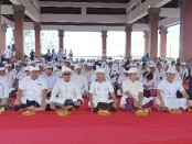 Gubernur Bali Wayan Koster menghadiri upacara Pemelaspasan Bangunan di Kawasan Suci Pura Agung Besakih, Senin, 6 Maret 2023 - foto: Koranjuri.com