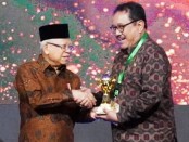 Wakil Presiden Ma'ruf Amin menyerahkan penghargaan Universal Health Coverage (UHC) kepada Provinsi Bali yang diterima oleh Wagub Bali Tjokorda Oka Artha Ardhana Sukawati
Penyerahan penghargaan itu dilakukan di Balai Sudirman, Tebet-Jakarta Selatan, Selasa, 14 Maret 2023 - foto: Istimewa