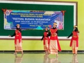 Penampilan salah satu kelas 7 dalam Festival Budaya Nusantara yang digelar SMPN 10 Purworejo dalam rangka P5, Sabtu (18/02/2023) - foto: Koranjuri.com