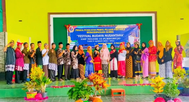 Pembukaan Festival Budaya Nusantara oleh Kepala SMPN 10 Purworejo, Kasinah, S.Pd., M.M., Sabtu (18/03/2023) - foto: Koranjuri.com