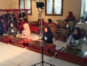 Sebagian siswa memainkan gamelan untuk mengiringi pementasan seni Kethoprak dalam ujian praktek bahasa Jawa di SMPN 4 Purworejo - foto: Koranjuri.com