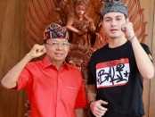 Gubernur Bali I Wayan Koster bersama kontestan 3 besar Indonesian Idol 2023 asal Bali Nyoman Paul Fernando Aro - foto: Istimewa
