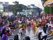 Memperingati Hari Tari Dunia 2023, ratusan orang menari bareng di kawasan Alun-Alun Purworejo, Sabtu (29/04/2023) - foto: Koranjuri.com