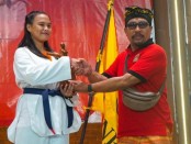 Kadek Intan Mahadewi Putri Yudha (kiri) raih predikat atlit terbaik prestasi junior di Walikota Cup 2023 - foto: Koranjuri.com
