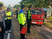 Petugas dari Satlantas Polres Purworejo tengah menangani kejadian laka lantas dalam Operasi Ketupat Candi 2023 - foto: Koranjuri.com