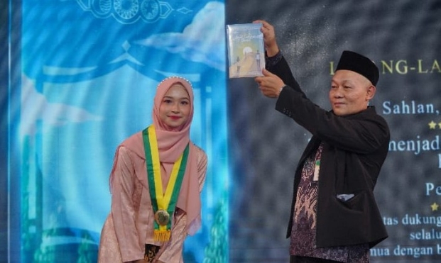 Launching buku Antologi berjudul Jejak Langkah Santri oleh Kepala MA An Nawawi Berjan Purworejo H. Sahlan,S.Ag., MSI., Rabu (31/05/2023) - foto: Koranjuri.com