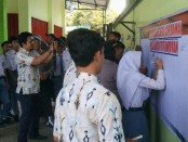 Penandatanganan deklarasi oleh siswa-siswi SMK YPE Sawunggalih Kutoarjo - foto: Koranjuri.com
