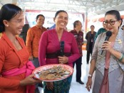 Ketua TP PKK Bali Putri Suastini Koster berbincang bersama pelaku produksi ikan Lemuru kering atau bedetan saat peresmian kawasan produksi dan Kerthi Bali Research Center di Desa Perancak, Kabupaten Jembrana, Jumat, 2 Juni 2023 - foto: Istimewa