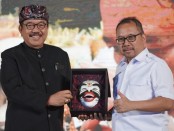 Wakil Gubernur Bali Cokorda Oka Artha Ardhana Sukawati (kiri) memberikan cenderamata Topeng Sidakarya untuk Kepala Perwakilan Bank Indonesia Provinsi Bali Trisno Nugroho (kanan) yang telah memasuki masa purna tugas - foto: Istimewa