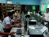 Suasana kesibukan penerimaan berkas PPDB Online di SMA Negeri 5 Denpasar - foto: Koranjuri.com