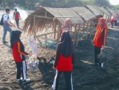 Kegiatan bersih-bersih Pantai Dewa Ruci oleh siswa SMK Muhammadiyah Purwodadi Purworejo dalam rangka mengimplementasikan P5 bertema Gaya Hidup Berkelanjutan, Senin (05/06/2023) - foto: Koranjuri.com