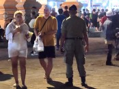 Sejumlah personil Satuan Polisi Pamong Praja  disebar di sejumlah titik padat pengunjung arena Pesta Kesenian Bali di Taman Budaya Denpasar, untuk melakukan penertiban penggunaan kantung plastik sekali pakai, Senin, 19 Juni 2023 - foto: Istimewa