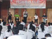 Kepala SMA Negeri 5 Denpasar Cokorda Istri Mirah Kusuma Widiawati menutup kegiatan Pasraman Kilat yang dilaksanakan selama dua hari pada 6-7 Juli 2023 - foto: Koranjuri.com