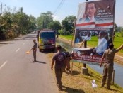 Petugas dari Satpol PP Damkar Kabupaten Purworejo tengah melakukan kegiatan penertiban reklame - foto: Koranjuri.com