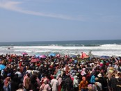 Ribuan masyarakat menghadiri acara sedekah laut nelayan Langgeng Raharjo di Pantai Genjik, Desa Kertojayan, Kecamatan Grabag, Kabupaten Purworejo, Minggu (13/08/2023) - foto: Koranjuri.com
