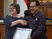 Wakil Gubernur Bali menerima hibah vaksin anti rabies dari Pemerintah Australia di Gedung Wiswa Sabha Utama, Kantor Gubernur Bali, Denpasar, Selasa, 15 Agustus 2023 - foto: Istimewa
