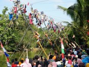 Festival Panjat Pinang 2023 di Jembatan Sengoro, Desa Aglik Kecamatan Grabag, Purworejo, Minggu (20/08/2023) - foto: Koranjuri.com