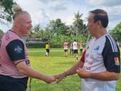 Pelatih Bali Wanderers, David (kiri) bersalaman dengan owner Mitra Devata, Purwanto Iman Santoso - foto: Yan Daulaka