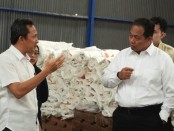 Pj. Gubernur Bali S.M Mahendra Jaya (kanan) memantau stok beras di Gudang Perum Bulog Batubulan, Gianyar, Jumat (22/9/2023) - foto: Istimewa