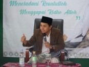 Ustadz Rofi' Achmad Al Haq saat menyampaikan tausiyahnya dalam Peringatan Maulid Nabi Muhammad SAW di SMK TKM Purworejo, Selasa (26/09/2023) - foto: Koranjuri.com