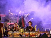 Komposer Gondrong Gunarto menggelar konser bertajuk 'Slendhang Biru' dengan menggubah karya Gending Ki Nartosandho di Benteng Pendhem Van Den Bosch, Ngawi, Jawa Timur - foto: Istimewa