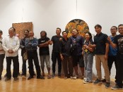 Perupa Komunitas Maha Rupa Batukaru Tabanan menggelar pameran seni rupa dan 2 karya tiga dimensi di Griya Santrian Gallery, Sanur, Denpasar - foto: Koranjuri.com