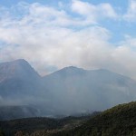 Asap kebakaran hutan di lerang Gunung Lawu terlihat dari wilayah Kabupaten Karanganyar - foto: Djoko Judiantoro