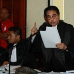 Hotma Sitompul membacakan nota keberatan pada sidang perdana kasus pembunuhan Engeline dengan terdakwa Margriet C. Megawe di PN Denpasar, Kamis, 22 Oktober 2015 - foto: Koranjuri.com
