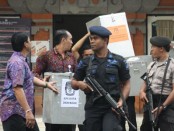 Sebanyak 375 personil gabungan TNI/Polri dikerahkan untuk mengamankan Rapat Pleno Rekapitulasi Pilpres di kantor KPU Provinsi Bali, Jumat (18/07/2014)